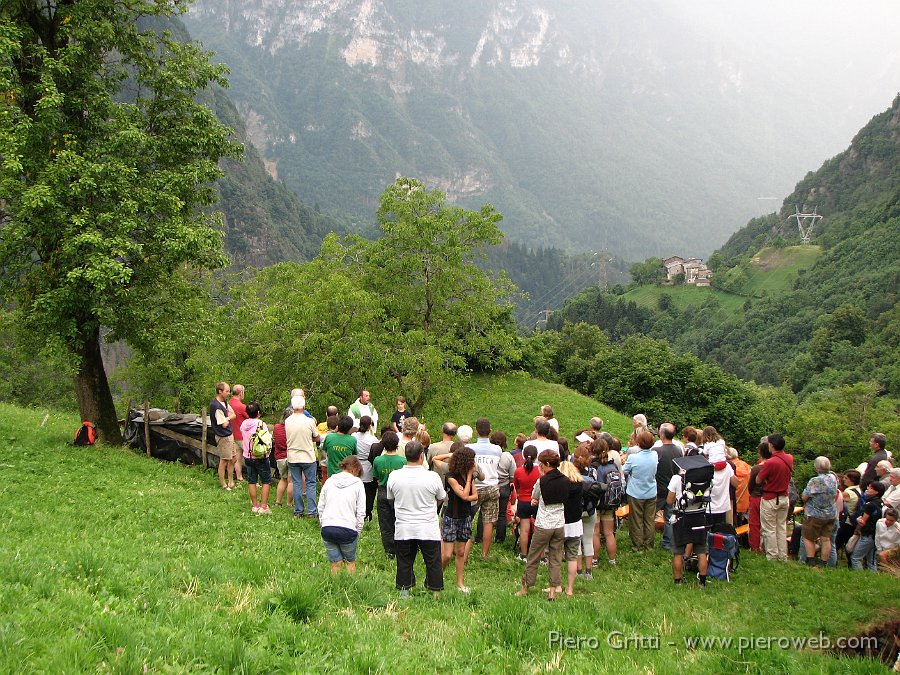 Pusdosso-Festadestate08 130.jpg - E' l'ora della S. Messa, celebrata all'aperto, non essendo agibile la chiesa per motivi di sicurezza